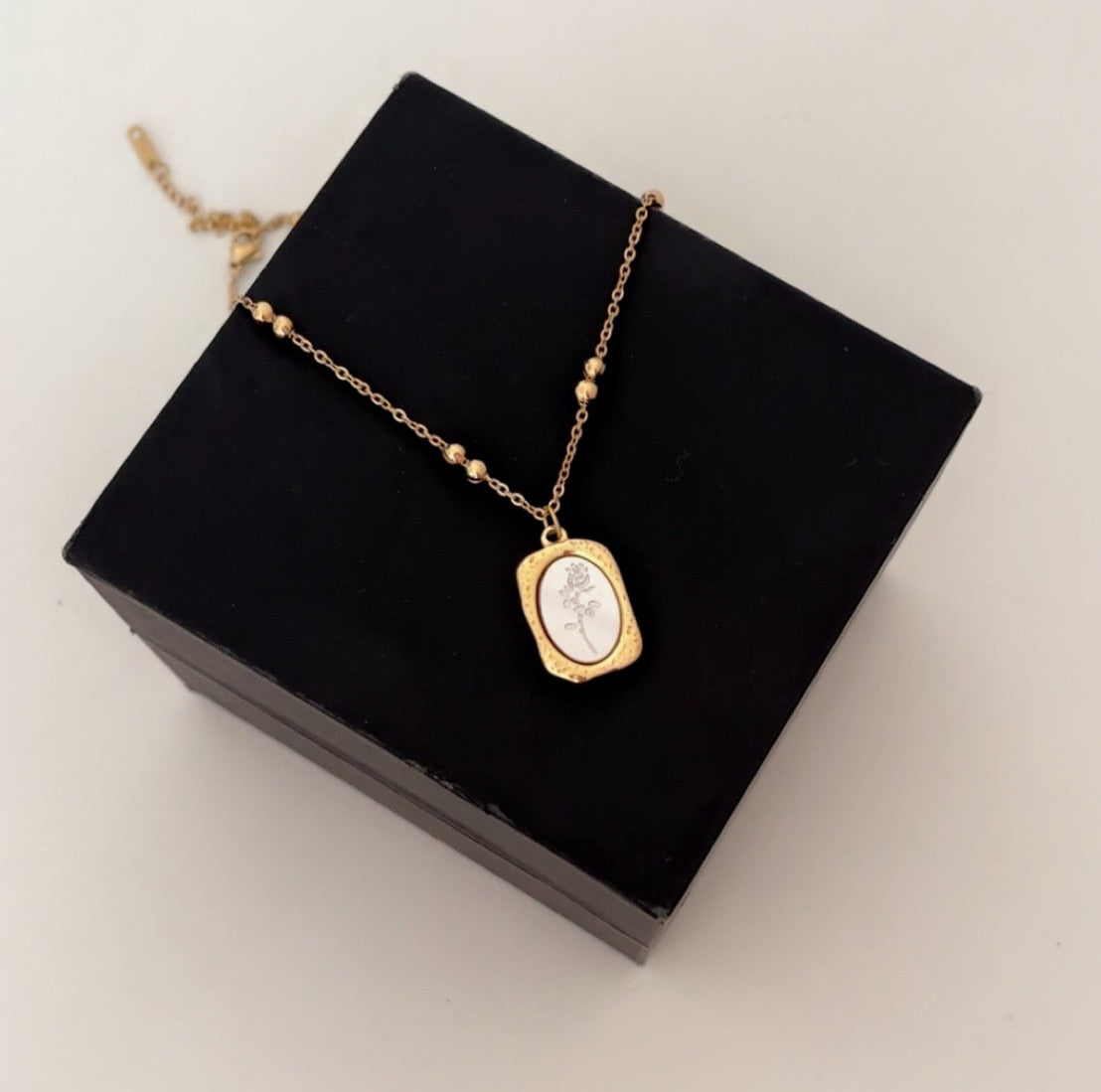 Mirror rose necklace
