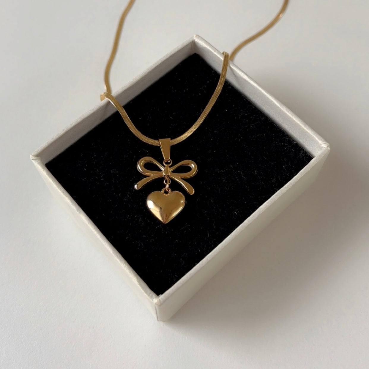 Pretty-me Bow Pendant Necklace