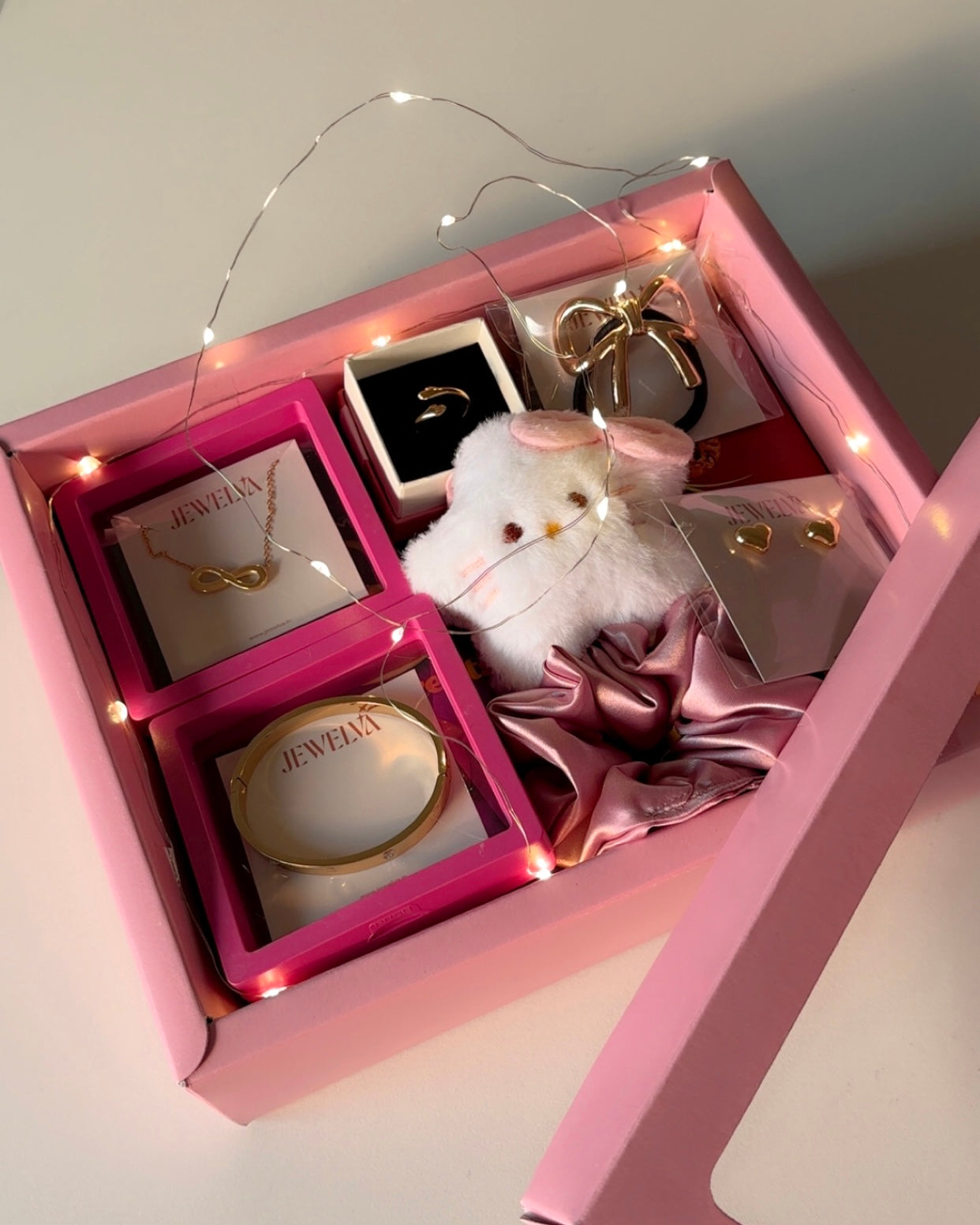 Jewelry + Accessories Hamper for her (without valentines tag)