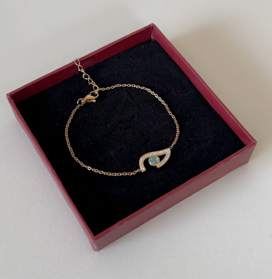 “All eyes on me” statement bracelet