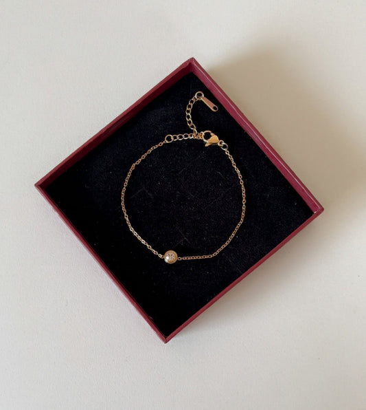 Single diamond minimal statement bracelet