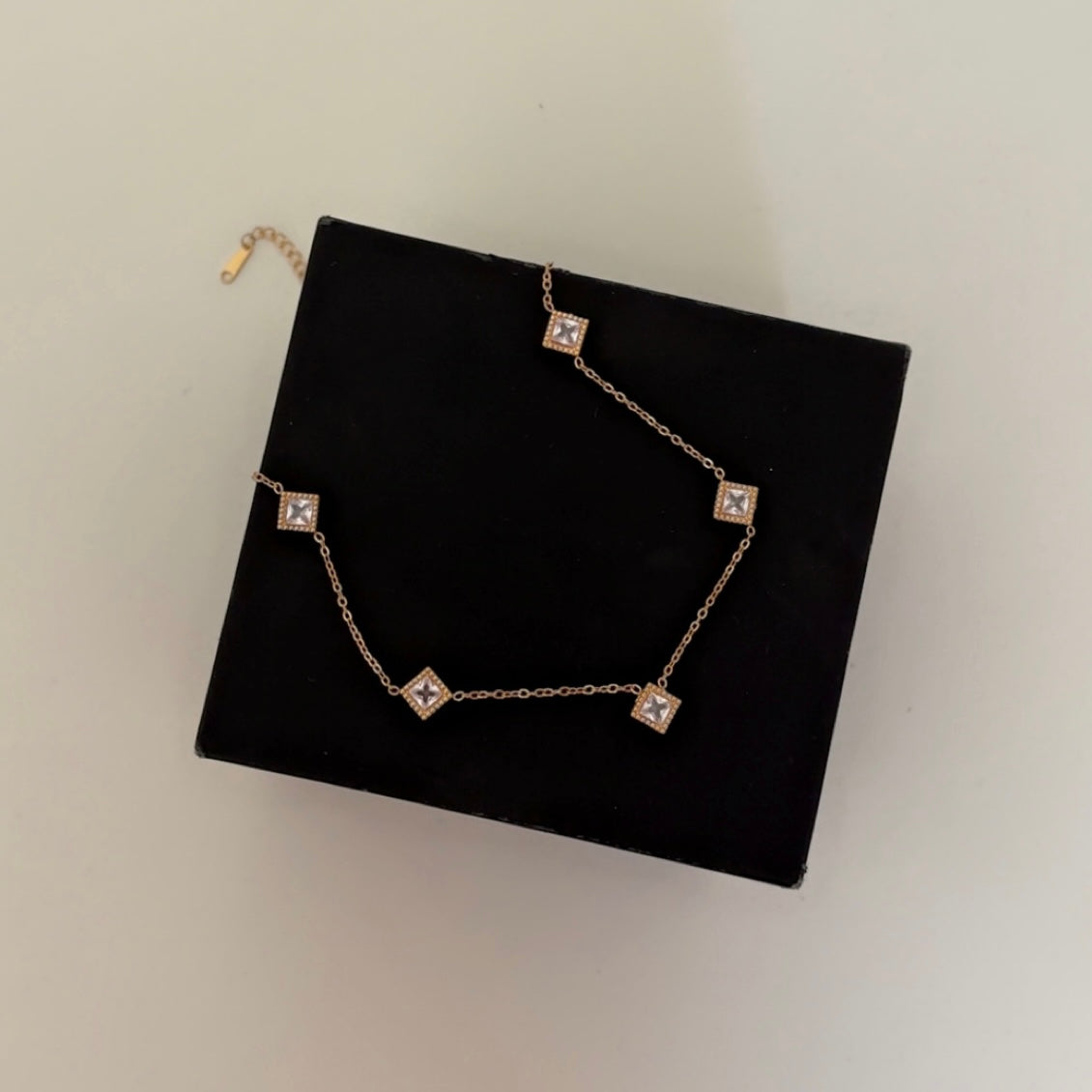 Diamonds spark necklace
