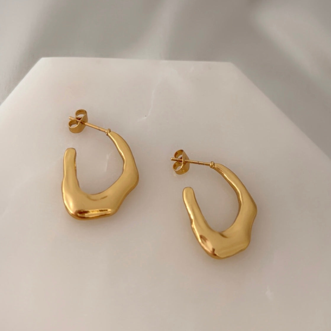 Wavy Elegant Hoop Earrings