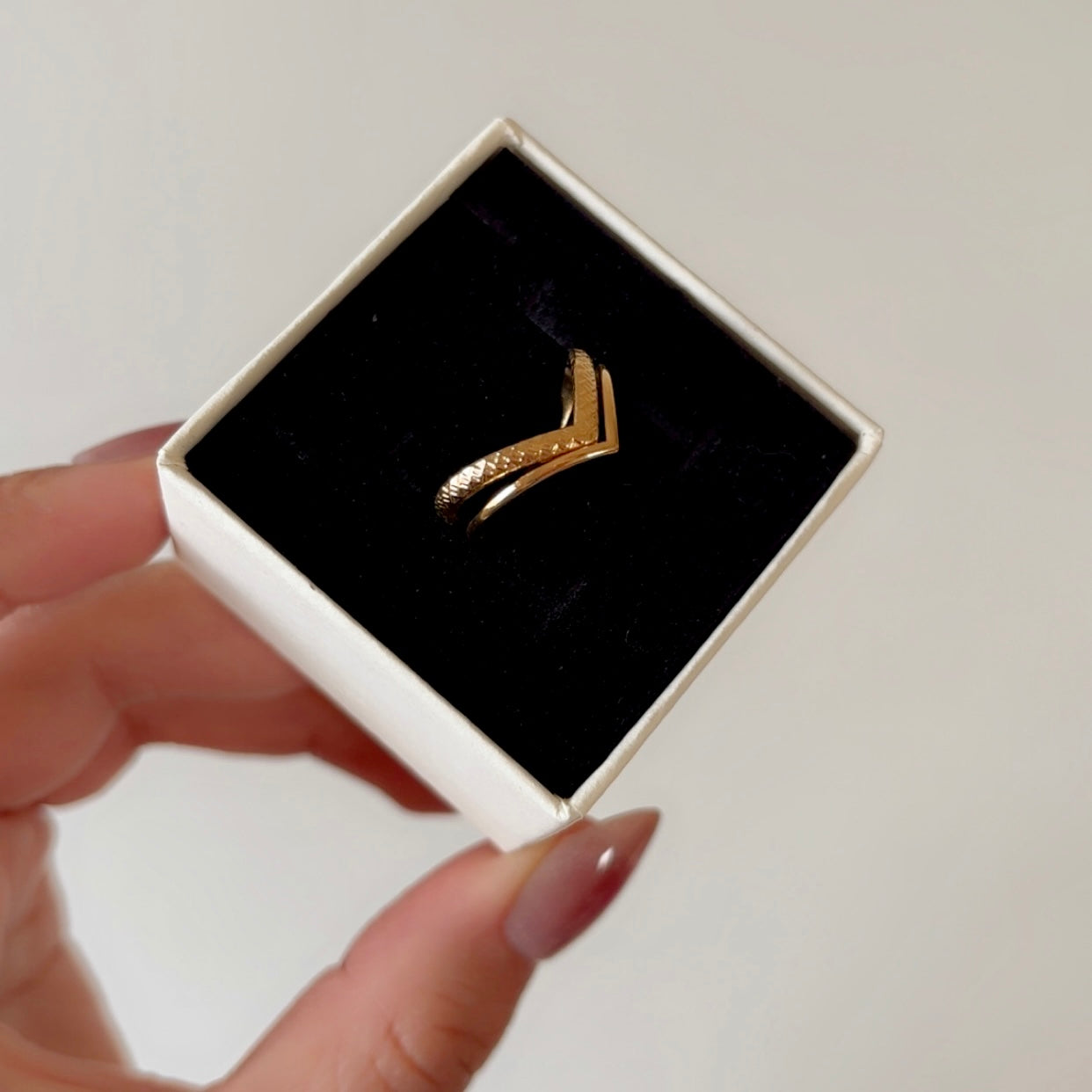Adjustable V-ring
