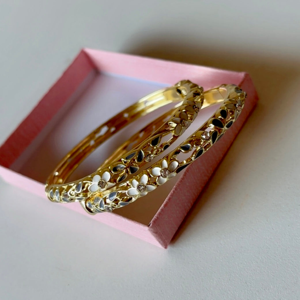 White Daisy Bangle Set (2) thin-medium wrist