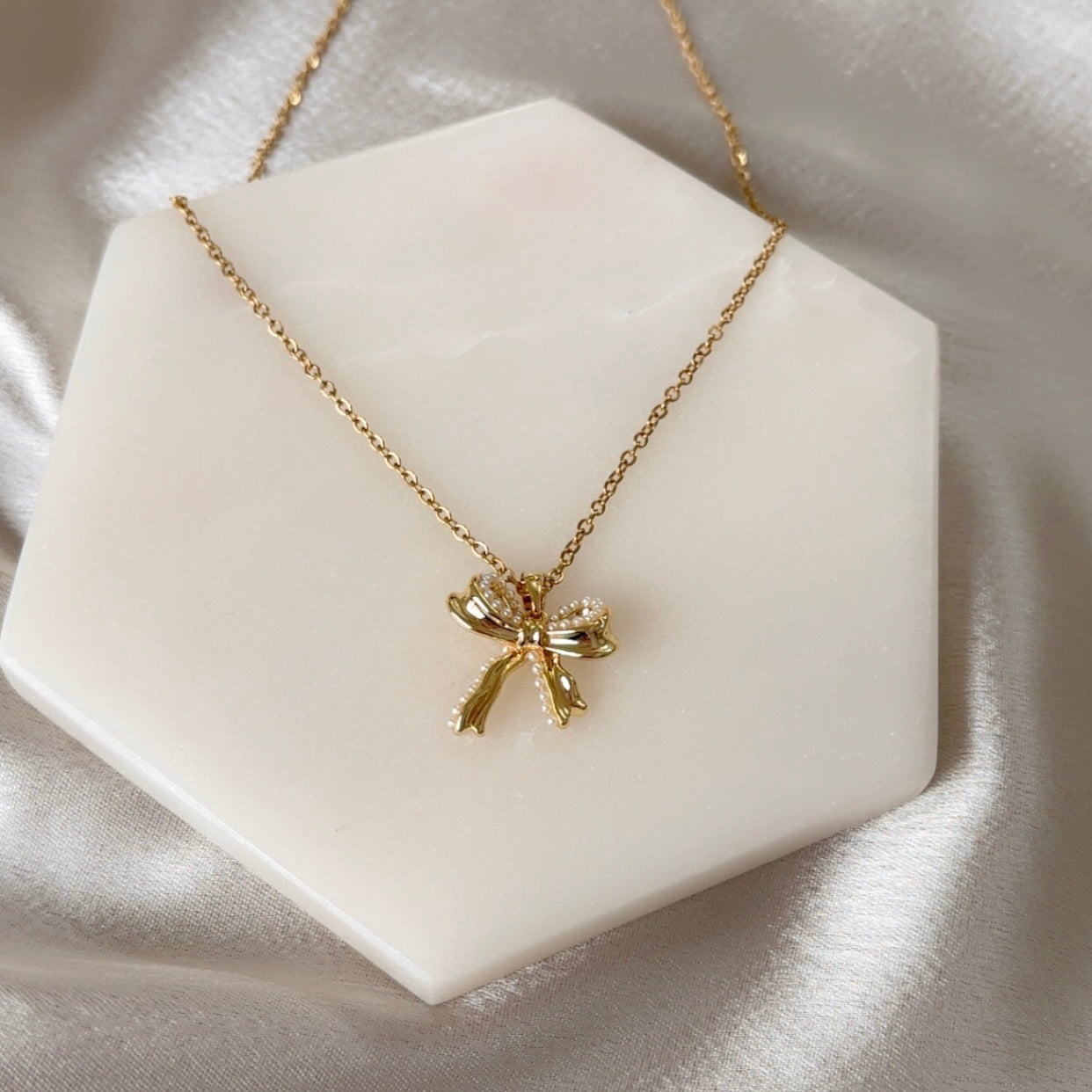 Pearly Bow Pendant Necklace